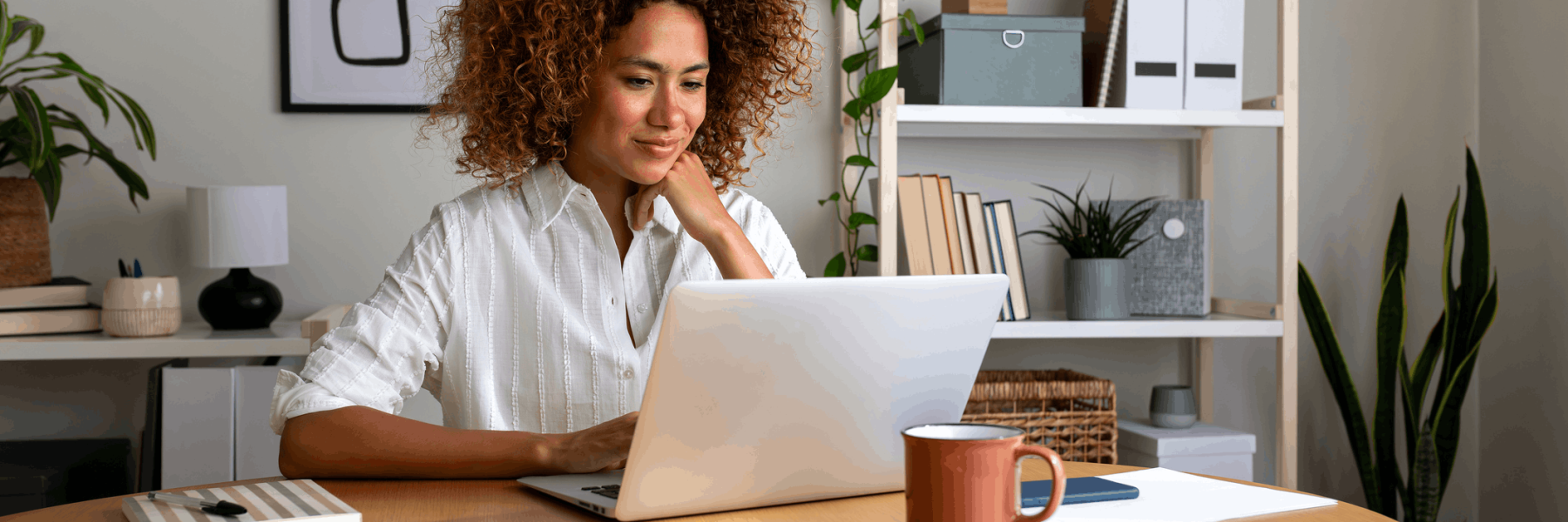 Une femme regarde son laptop