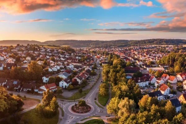 Luchtfoto van een stad die partner is van Wikipower.