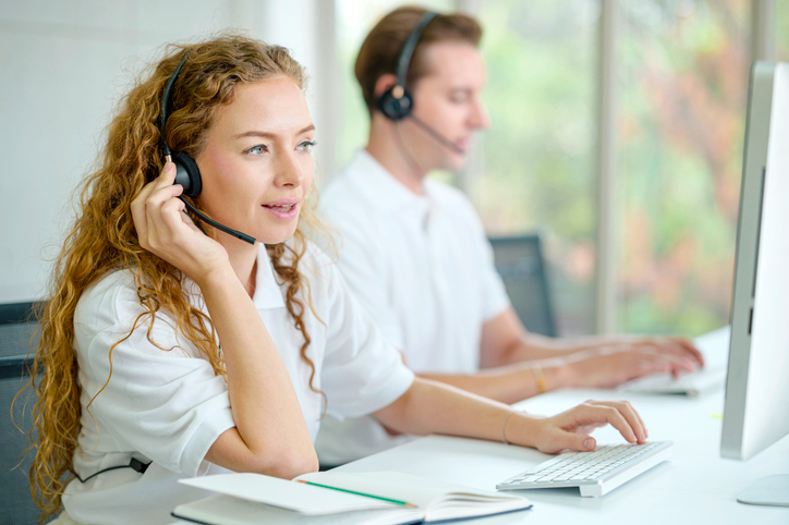 Vrouw-van-het-callcenter-van-Wikipower-belt-met-partner