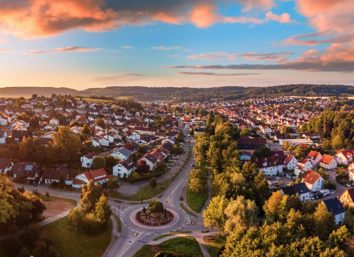 Luchtfoto van een stad die partner is van Wikipower.
