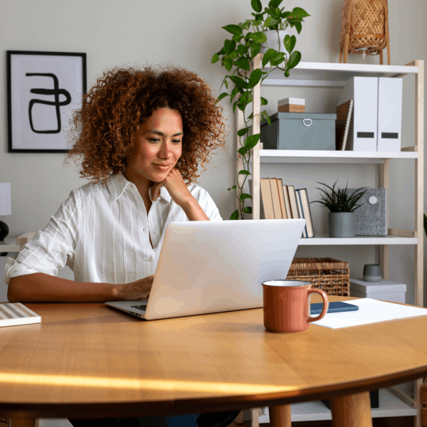 Une femme regarde son laptop