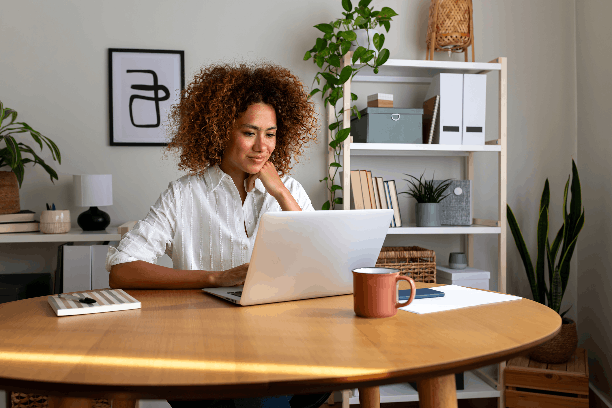 Une femme regarde son laptop